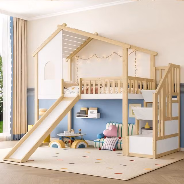 Letto a castello a forma di casetta 90x200 cm in pino bianco e naturale, con scivolo e scala contenitore