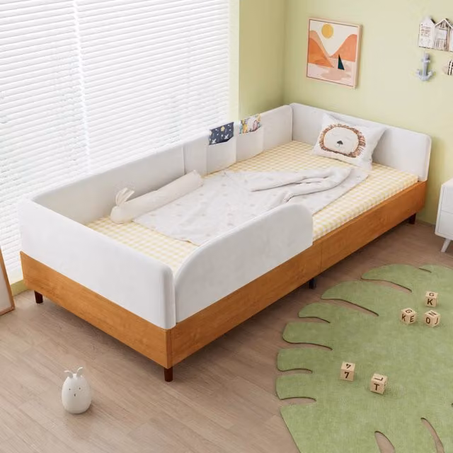 Letto singolo Mivray in velluto bianco e legno naturale con bordo imbottito e 2 tasche portaoggetti, L/P: 90 x 200 cm