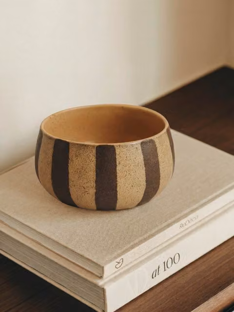 Lampada da tavolo a stelo con base in ceramica decorata a righe Kenay Home, disponibile nei colori beige, nero o marrone – 1