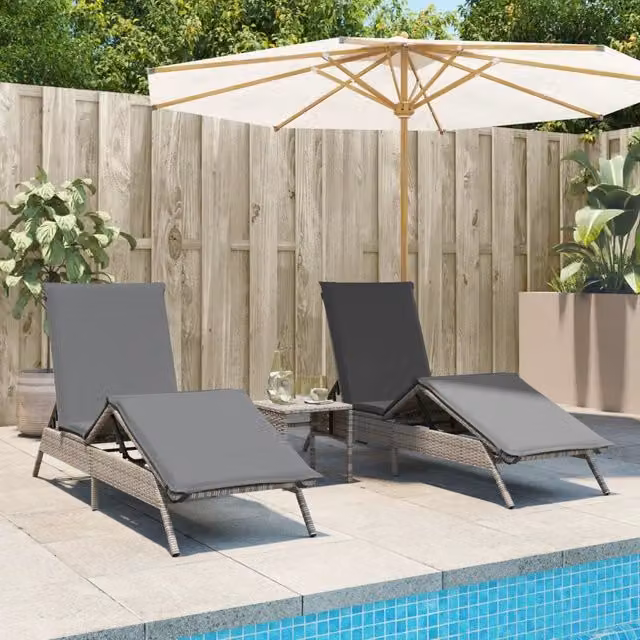 Lettini Prendisole 2 pz con Tavolino Grigio in Polyrattan 4002712