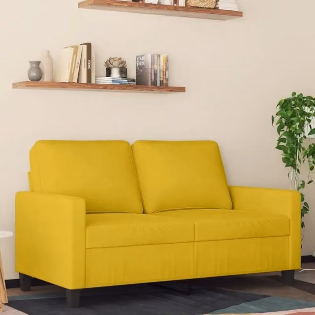 Divano a 2 posti Design Mania in velluto giallo con struttura in metallo per il tuo soggiorno L: 138 cm, P: 80 cm, H: 77 cm – 1