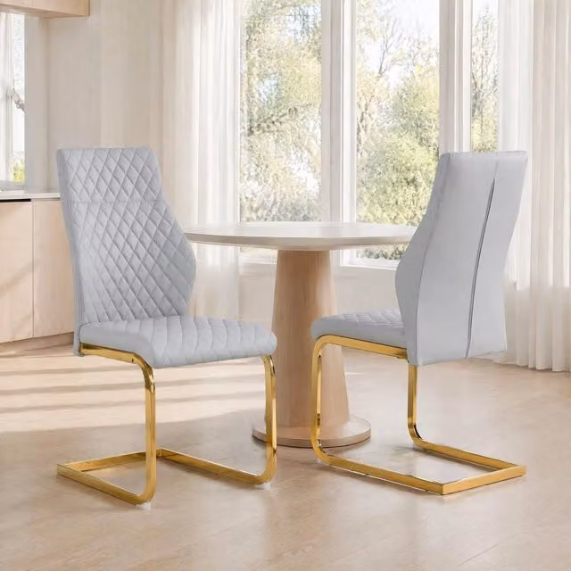Set da 2 sedie da pranzo REDOM con schienale alto 100 cm, rivestimento in ecopelle grigia e struttura in metallo oro per soggiorno o sala da pranzo