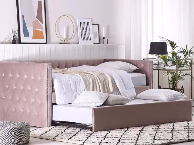Letto da giorno estraibile Beliani in velluto rosa con rete a doghe e finiture glamour L/P/H: 231 x 90 x 200 cm