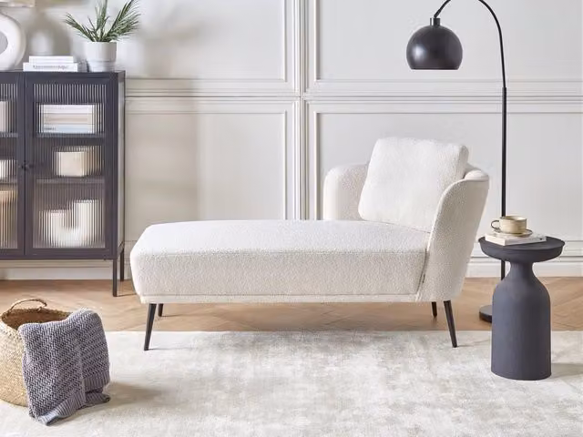 Chaise longue BELIANI in tessuto bouclé bianco con cuscini stile retrò lato destro L/P/H: 148 x 64 x 70 cm – 1