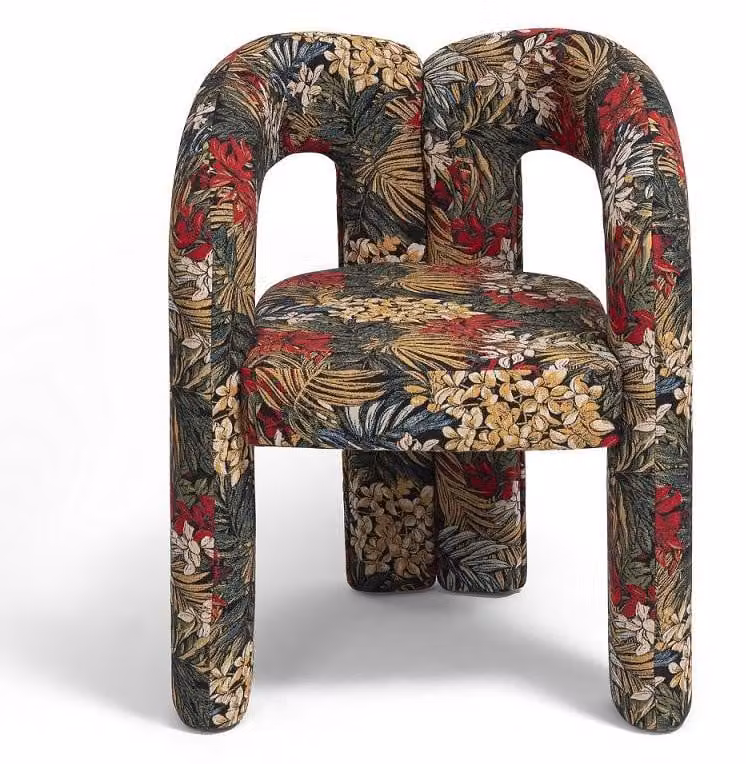 Sedia dal design tropicale, con motivo decorativo, realizzata in tessuto colorato, dallo stile scultoreo, monolitico e robusto