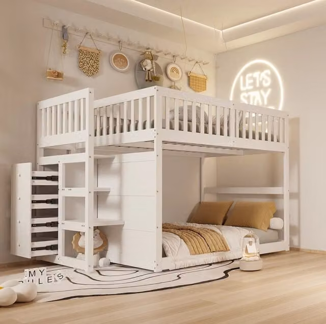 Letto a castello basso 140x200 cm in legno bianco con scala contenitore e 4 cassetti