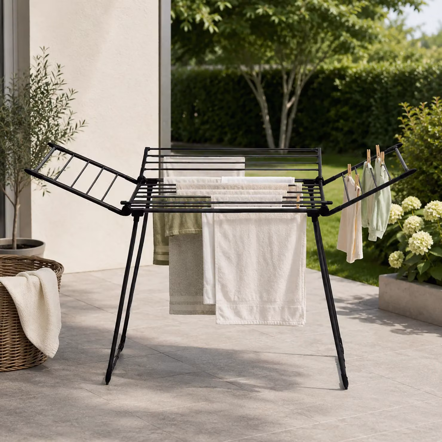 Stendibiancheria da pavimento Flex Grid 4 Vestiamo Casa, nero, con 21 metri di stenditura e bracci pieghevoli – 1
