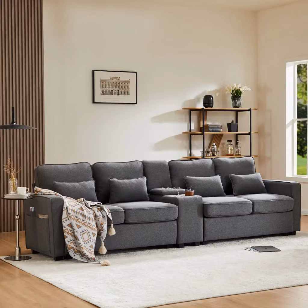 Divano 4 Posti Moderno con Consolle Home Cinema, Portabicchieri e Porte USB, Rivestimento in Tessuto Grigio, L: 290 cm, P: 88 cm, H: 83 cm – 2