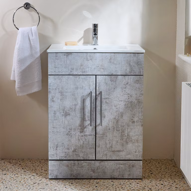 Mobile Bagno a Terra Grigio Cemento da 610mm con Lavabo e Maniglie con Barra a T Cromate - Cluo