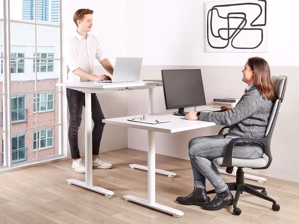 Scrivania regolabile in altezza elettricamente BELIANI bianca con piano in MDF e struttura in metallo L: 120 cm, P: 72 cm – 2