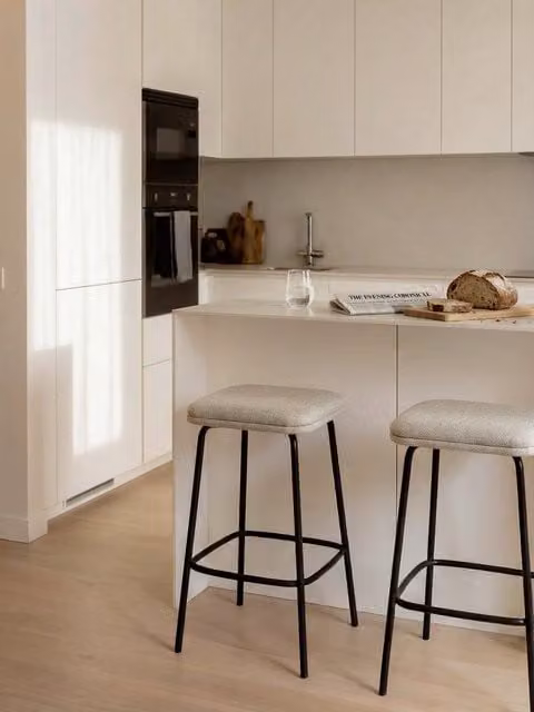 Sgabello imbottito Meis Kenay Home colore beige con struttura in metallo nero