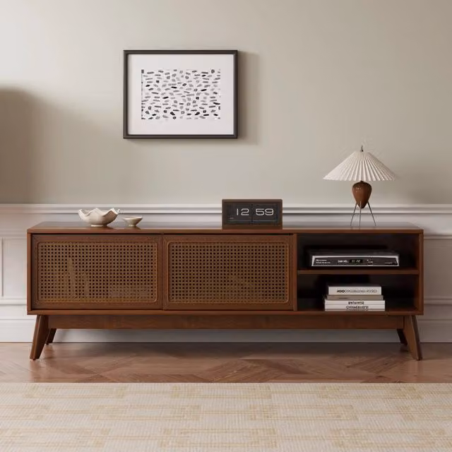 Mobile TV Mid Century Modern in rattan per TV 65", consolle multimediale con ante in rattan e piedi in legno massello, colore noce scuro
