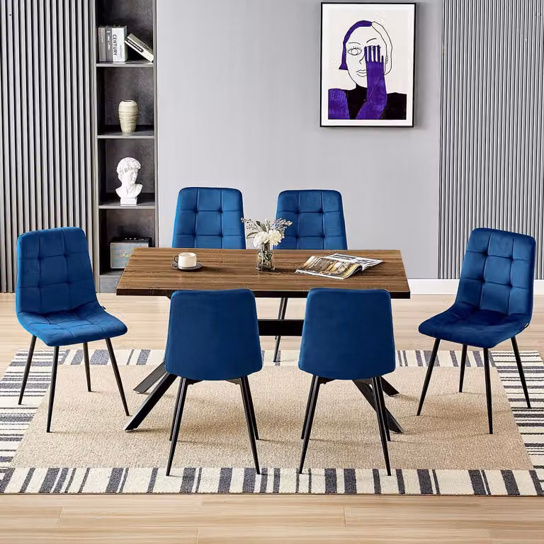 Tavolo da pranzo rettangolare con 6 sedie, in legno scuro, dimensioni 140x80x76 cm. Sedie rivestite in velluto blu navy, con gambe in metallo nero