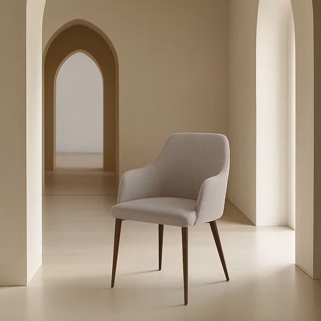 Sedia imbottita Banak Premium beige con braccioli e struttura in legno per soggiorno o sala da pranzo