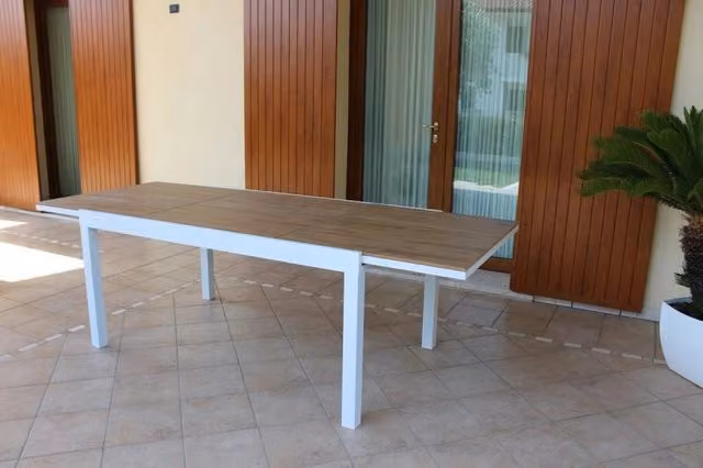 Tavolo estensibile Cayman Cosma in alluminio verniciato a polvere e teak, rettangolare, L: 200-300 cm x P: 95 cm x H: 74 cm