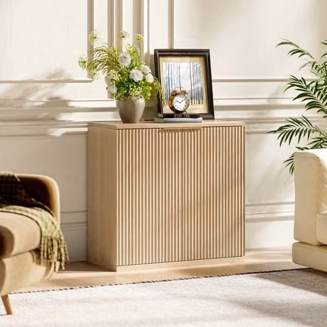 Mobile contenitore moderno con ante a pieghe e maniglie in metallo, sideboard multifunzione per soggiorno e camera, decoro legno chiaro naturale quercia, 60x30x70 cm