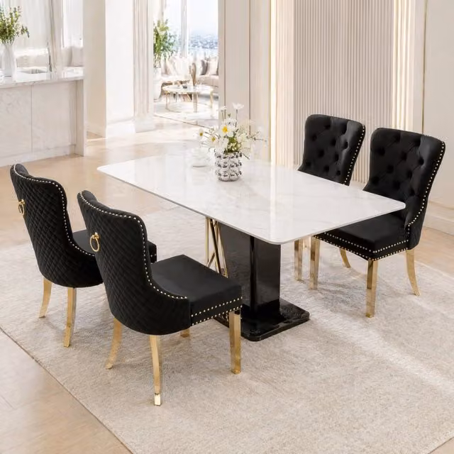 Sedia da pranzo in velluto nero con gambe in acciaio inox dorato e maniglie rotonde posteriori, 50,5x45x95 cm