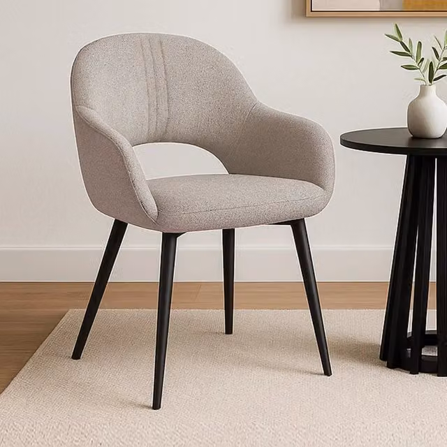 Sedia imbottita LÚZETE Rowan beige con gambe nere in metallo – 1