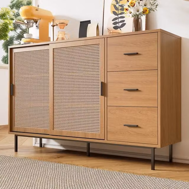 Credenza in stile scandinavo con 2 ante scorrevoli in rattan e 3 cassetti, colore beige, L 140 x P 37 x H 91 cm