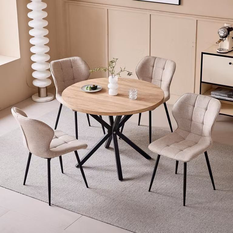 Set da pranzo composto da un tavolo rotondo da 100 cm di diametro e 4 sedie, con piano del tavolo in legno effetto legno chiaro e rivestimento delle sedie in lino color kaki
