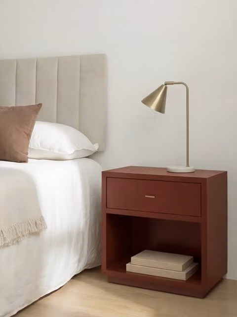 Comodino Celine Kenay Home bordeaux con 1 cassetto e finitura opaca, dettagli oro