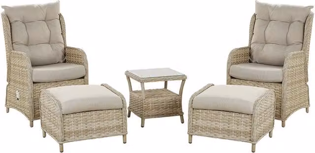 Set da giardino Beliani composto da poltrona lounge, pouf, tavolino da caffè con ripiano in vetro temperato e 2 cuscini beige in poliestere resistente ai raggi UV con struttura in metallo e polyrattan