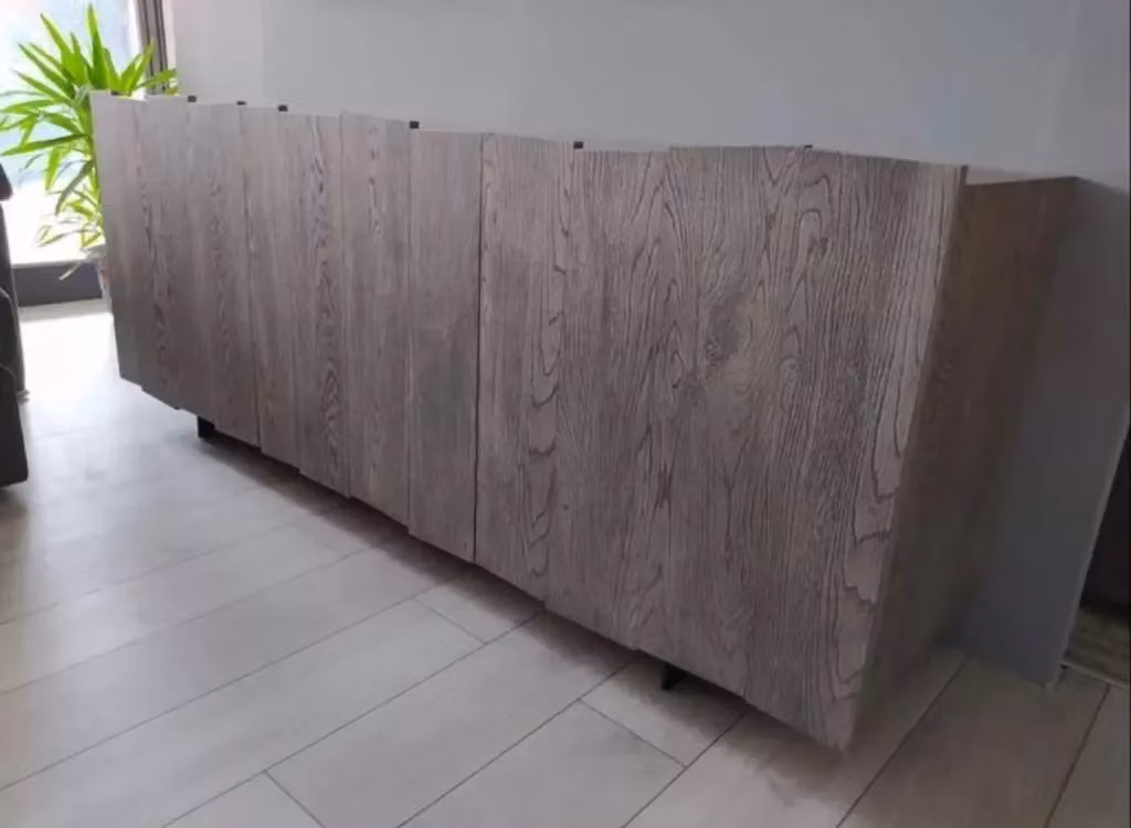 Madia credenza a 3 ante Mobili 2G in rovere nodato con finitura beton e piedini in ferro, L: 198 cm, P: 50 cm, H: 81 cm – 2