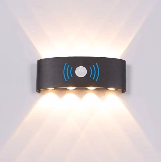 Lampada LED da parete con sensore di movimento per esterno, impermeabile IP65, design moderno in alluminio e plastica, luce bianco caldo, colore nero