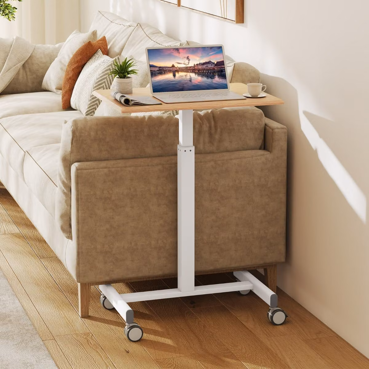 Scrivania regolabile in altezza Costway con pistone a gas e ruote, postazione di lavoro moderna in legno e metallo, beige e bianco