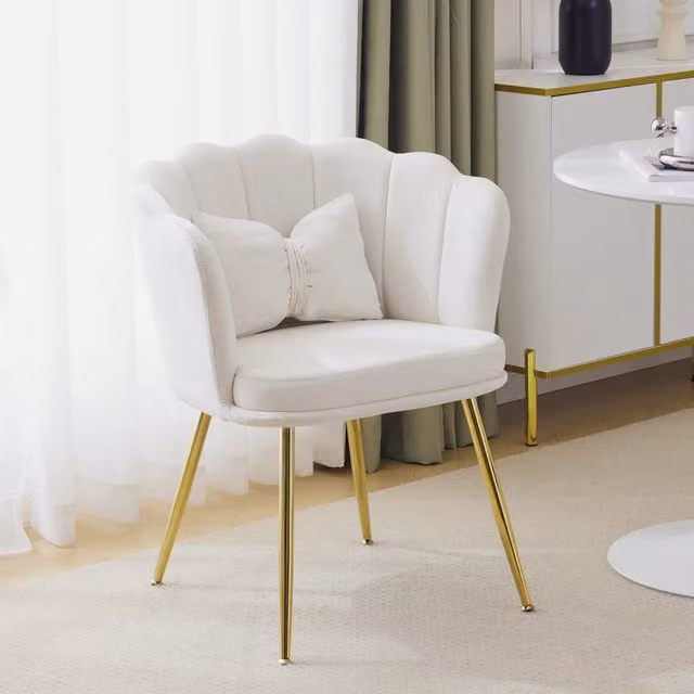 Poltrona moderna Zephmum in velluto beige o bianco con schienale a conchiglia e struttura in metallo lucido