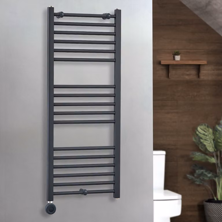Scaldasalviette Elettrico Artle ECOSO by Hudson Reed Antracite con Elemento Termostatico Wi-Fi e Presa Elettrica L/P/H: 50 x 120 cm