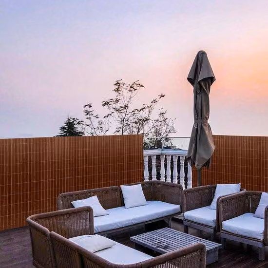 Schermo per esterni in PVC per garantire privacy - Recinzione per giardino e delimitatore per balcone, colore marrone, dimensioni 1,6 x 5 metri