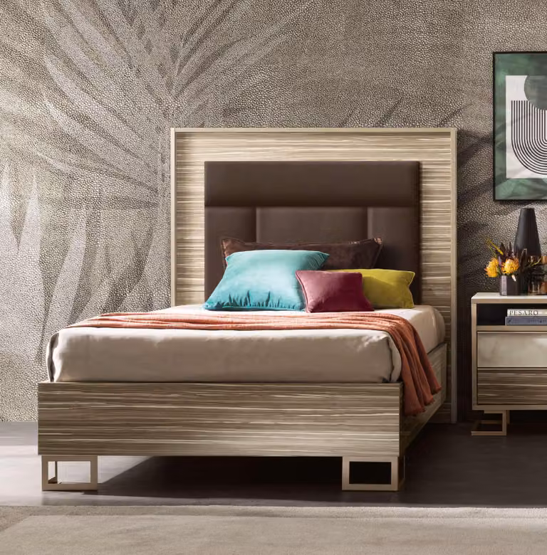 Letto in legno massello: ideale per notti confortevoli e un design moderno.