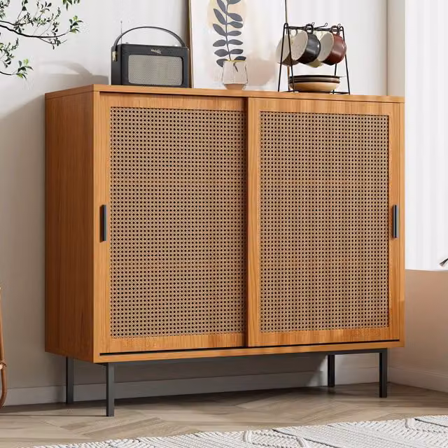 Credenza con due ante scorrevoli in rattan e tre ripiani in pannello truciolare color noce 100 × 90 × 37 cm