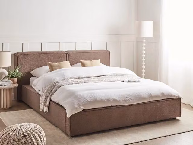 Letto matrimoniale Beliani in bouclé beige e marrone con struttura a doghe in legno e stile classico L/P/H: 180 x 200 x 242 cm – 1