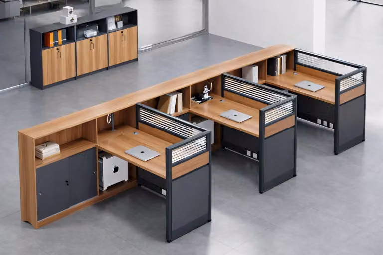 Scrivania moderna per ufficio, con 3 postazioni di lavoro, mobiletto laterale e pannelli divisori
