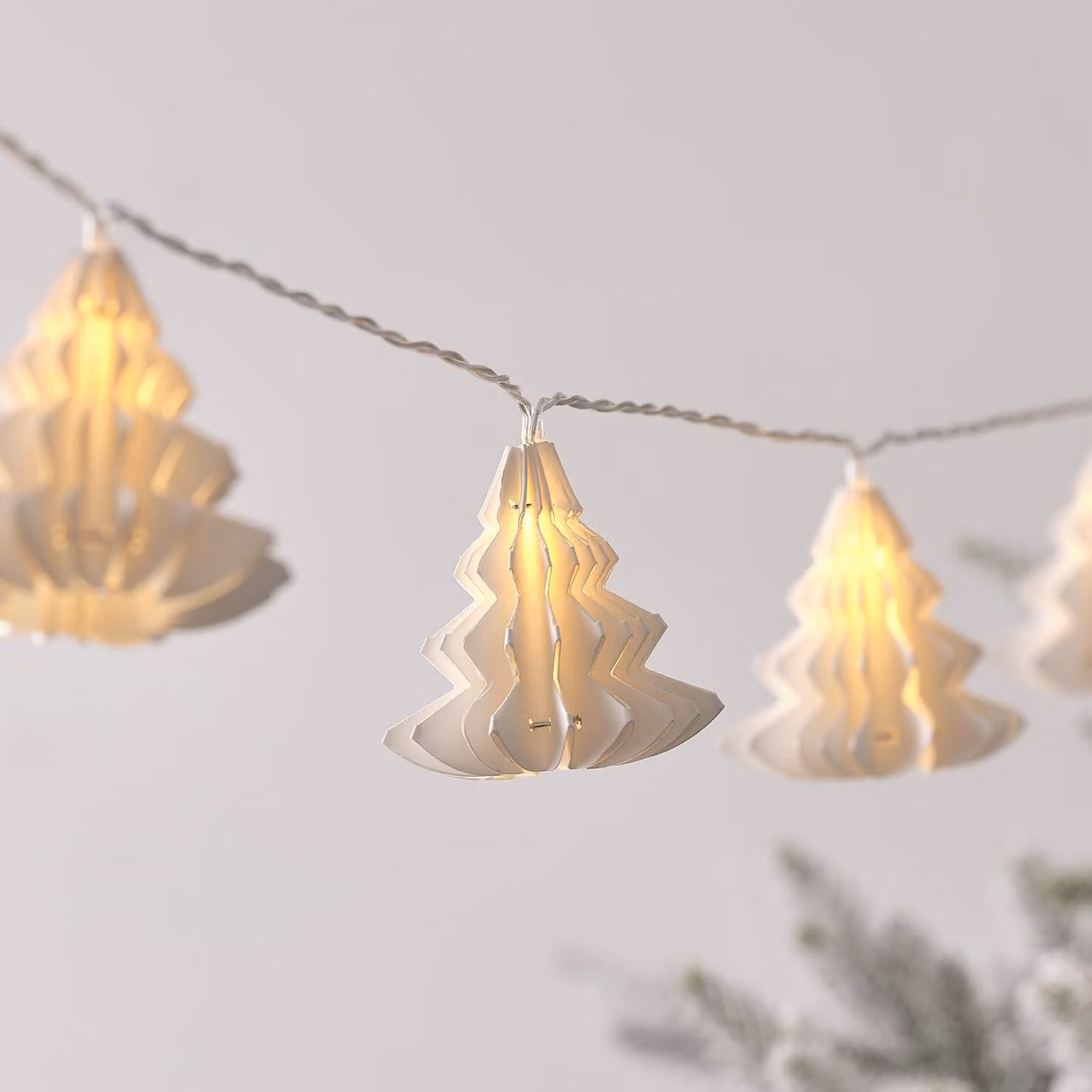 Ghirlanda decorativa a forma di albero di Natale, realizzata in carta, con 10 luci LED bianco caldo, timer e lunghezza di 1,8 metri