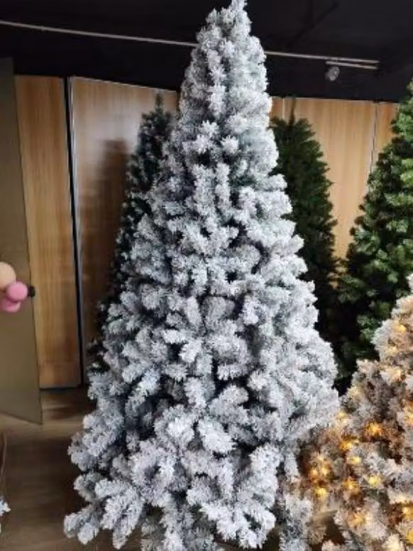 Albero di Natale artificiale, innevato, altezza 230 cm (7,5 piedi), con fitti rami di abete/pino, illuminazione LED e punte degli aghi innevate. Montaggio con sistema a cerniera, base in metallo
