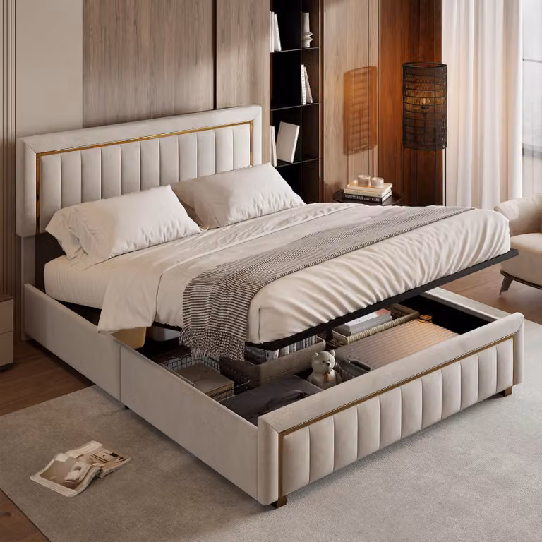 Letto imbottito UnboxG, dimensioni 180x200 cm, con cassettiera a sollevamento idraulico, testiera trapuntata verticalmente, dettagli in metallo dorato e rete a doghe, colore beige