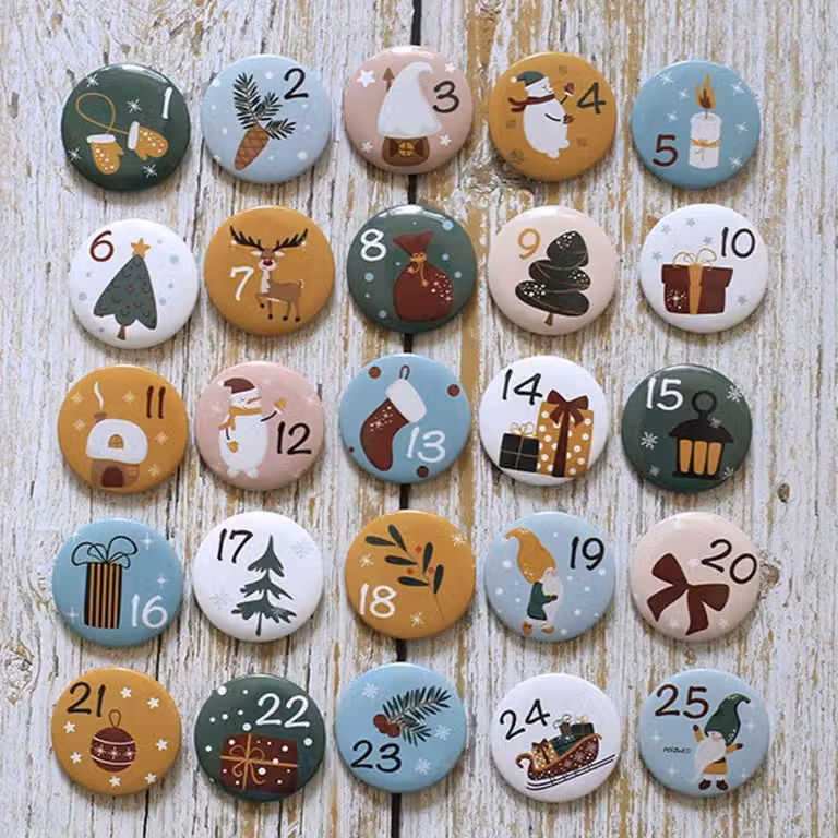 Calendario dell'Avvento: numeri da 1 a 25 con chiusura a spilla, diametro 32 mm, confezione da 25 pezzi