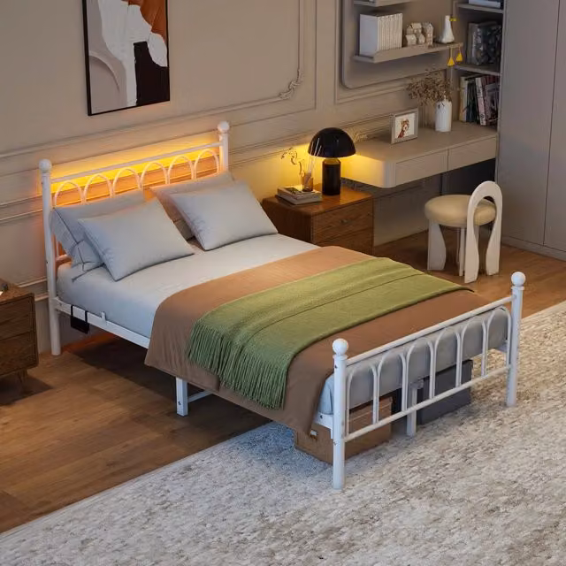 Letto singolo OKWISH moderno in tessuto bianco con testiera alta, luci LED, porta USB, presa integrata e spazio sottostante, L/P/H: 120 x 200 x 102 cm