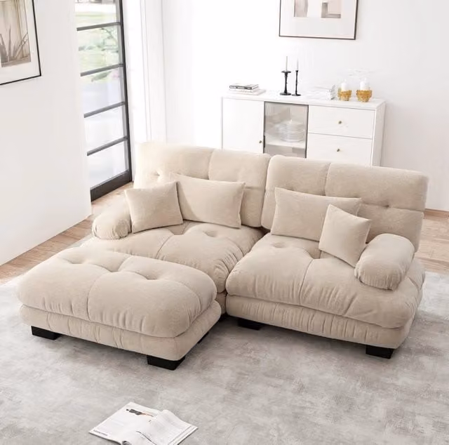 Divano modulare in chenille color caffè chiaro con ottoman mobili; cuscini lombari e braccioli ampi