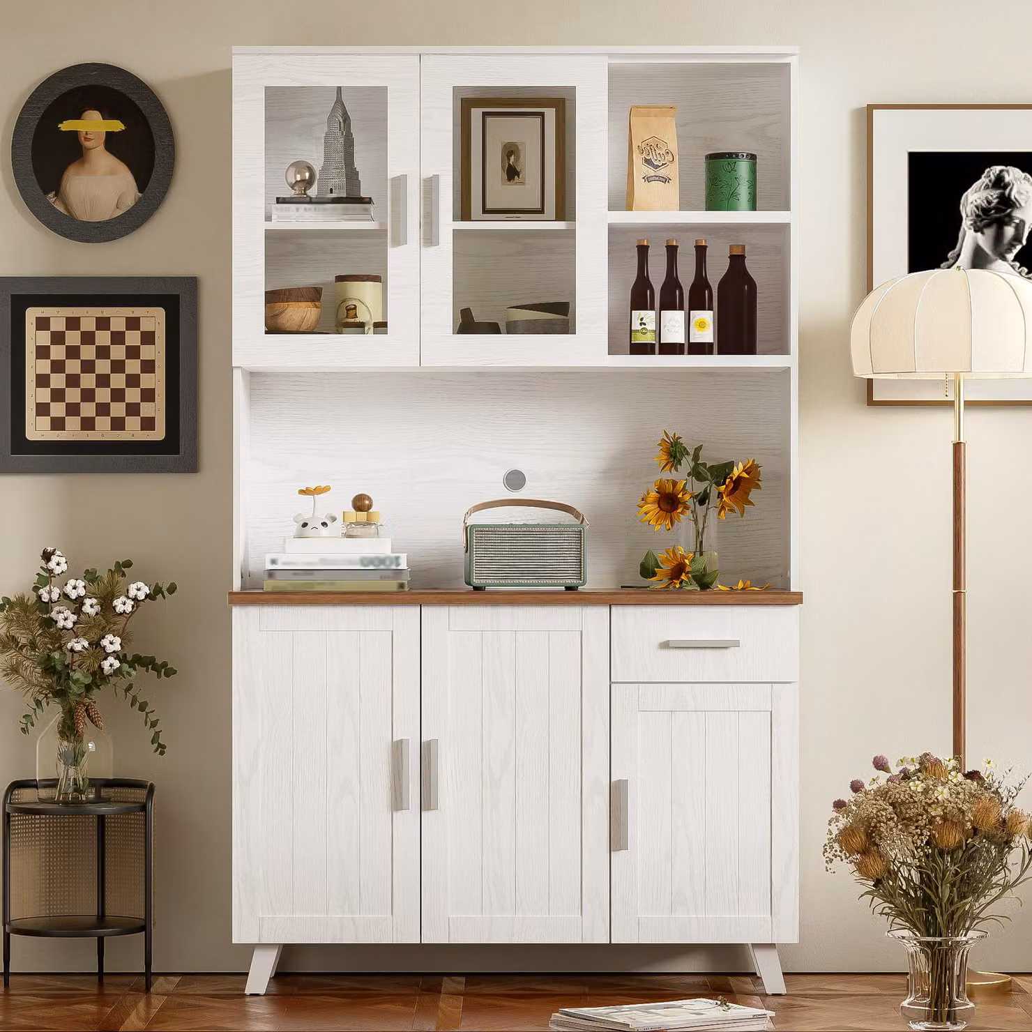 Armadio alto Flieks con 5 ante, cassetto, ante in vetro e ampio spazio di stoccaggio, mobili da cucina per soggiorno e sala da pranzo, credenza, colore bianco