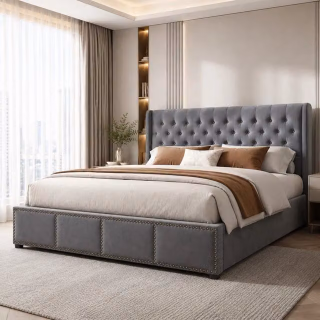 Letto contenitore 140 × 190 cm in velluto grigio con rete a doghe e testiera alta 103 cm con borchie