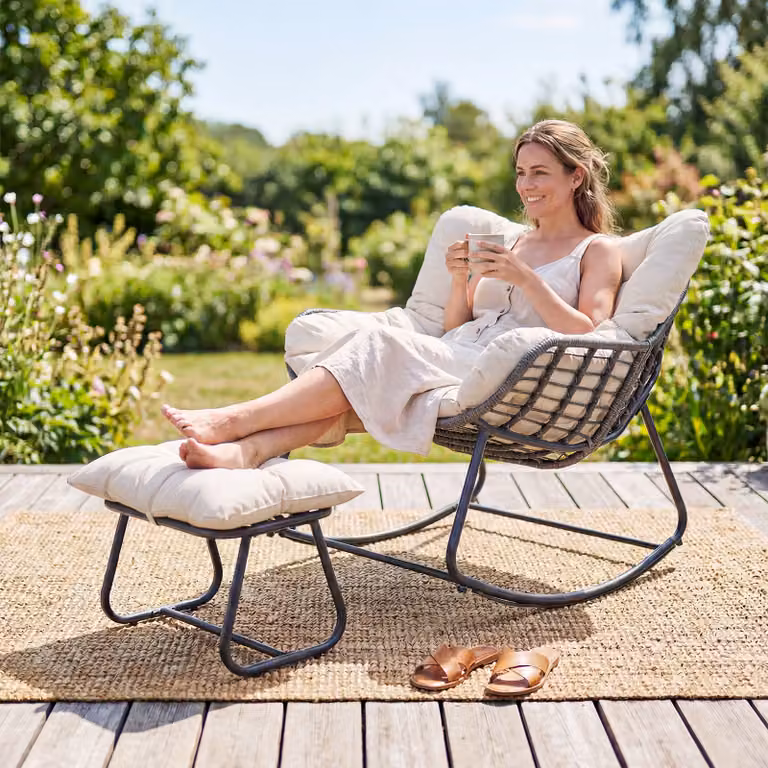 Poltrona a dondolo Costway in rattan con poggiapiedi e cuscini rimovibili, Beige