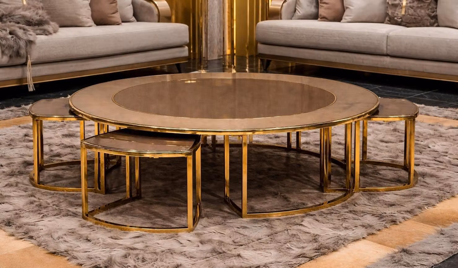 Esclusivo tavolino da salotto beige con lussuose rifiniture dorate