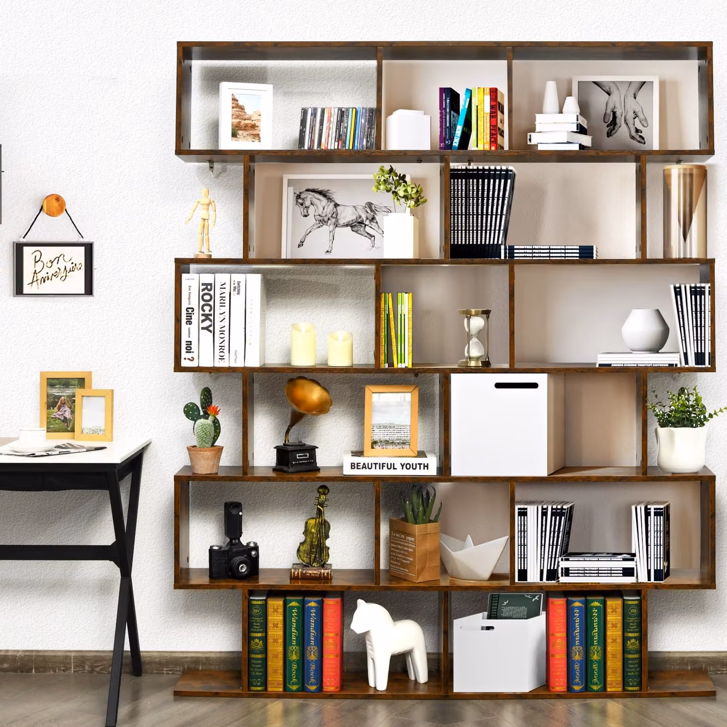 Libreria Costway a 6 livelli con design geometrico a forma di S in legno marrone per casa e ufficio