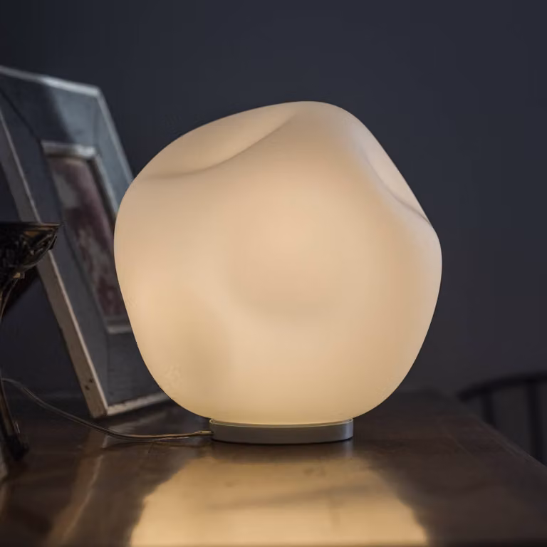 Foscarini Lampada da tavolo di design Hoba Midi, Bianco / Opale, Soggiorno / Sala da pranzo, Vetro, Design, Lampada da tavolo