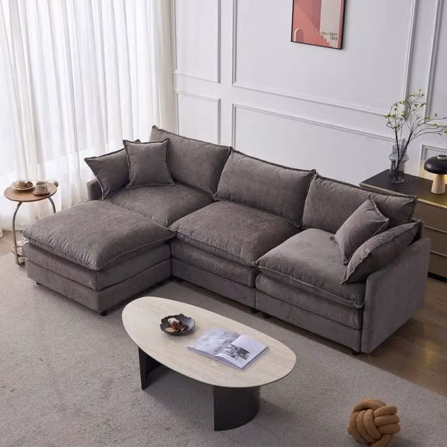 Divano angolare modulare Mivray a 3 posti in tessuto grigio con pouf coordinato, cuscini sfoderabili e struttura in legno