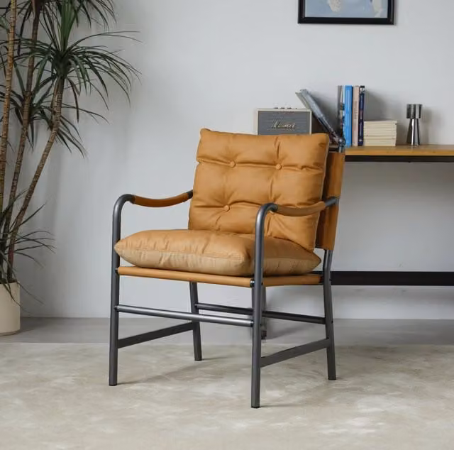 Poltrona accento MODFU in stile Mid Century con rivestimento in pelle sintetica marrone e struttura in metallo